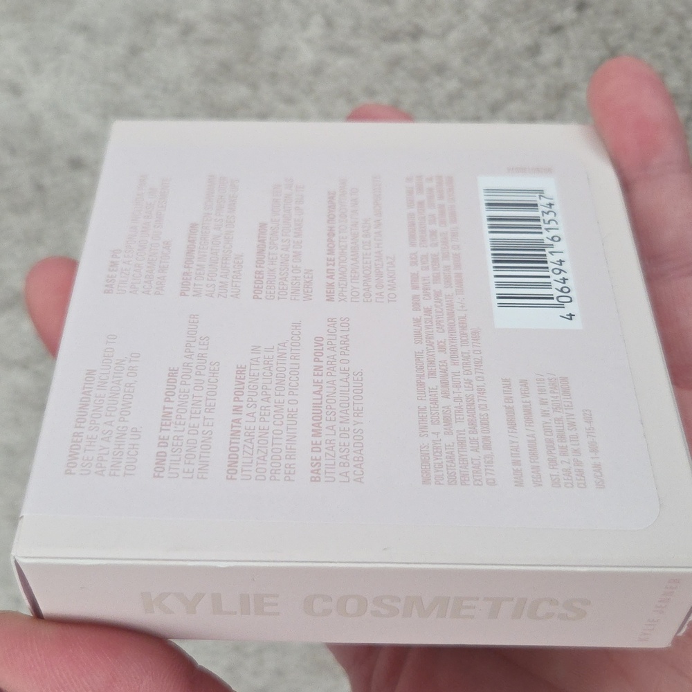 Kylie Cosmetics Natural Blur Powder Foundation - 3N - Picture 3 of 9